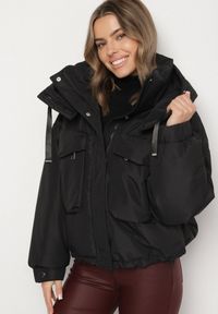 Born2be - Czarna Oversizowa Kurtka Bomberka z Kapturem i Ozdobnymi Kieszeniami Nalana. Okazja: na spacer, na co dzień. Typ kołnierza: kaptur. Kolor: czarny. Materiał: dzianina, jeans, poliester. Wzór: aplikacja. Styl: casual, sportowy #1