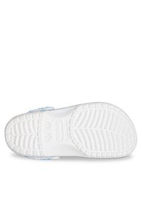 Crocs Klapki Classic Duke Print Clog 210003 Niebieski. Kolor: niebieski. Wzór: nadruk