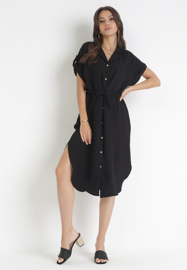Born2be - Czarna Koszulowa Sukienka Midi z Wiskozy na Guziki z Troczkiem i Wycięciami Alicana. Typ kołnierza: kołnierzyk klasyczny. Kolor: czarny. Materiał: wiskoza. Typ sukienki: koszulowe. Styl: klasyczny. Długość: midi