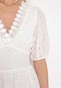 Born2be - Biała Bawełniana Sukienka z Haftowanej Tkaniny z Gumkami w Pasie Folvira. Okazja: na co dzień. Kolor: biały. Materiał: tkanina, bawełna. Długość rękawa: krótki rękaw. Wzór: haft. Typ sukienki: proste. Styl: casual, klasyczny. Długość: midi #4