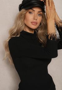 Renee - Czarny Golf z Prążkowanego Materiału z Wiskozą Zdobiony Wstawkami z Piór Ittania. Typ kołnierza: golf. Kolor: czarny. Materiał: materiał, prążkowany, wiskoza. Wzór: aplikacja. Sezon: zima