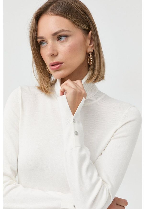 Guess sweter damski kolor beżowy lekki z golfem. Typ kołnierza: golf. Kolor: beżowy. Materiał: dzianina. Wzór: gładki