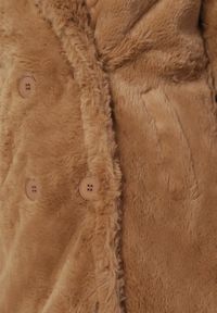Born2be - Brązowy Dwurzędowy Płaszcz z Futerka Teddy Narellia. Kolor: brązowy. Materiał: futro #3