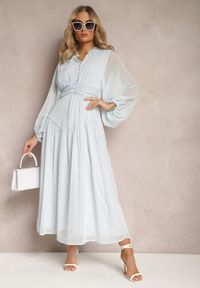 Renee - Jasnoniebieska Elegancka Sukienka w Stylu Vintage z Powlekanymi Guzikami i Marszczeniami Lefandia. Typ kołnierza: kołnierzyk stójkowy. Kolor: niebieski. Styl: vintage, elegancki #4