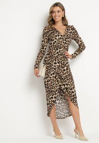 Born2be - Ciemnobeżowa Koktajlowa Kopertowa Sukienka w Panterkę o Dopasowanym Kroju z Gumką w Pasie Nikika. Okazja: na co dzień. Kolor: beżowy. Materiał: jeans. Wzór: motyw zwierzęcy. Typ sukienki: kopertowe. Styl: wizytowy #6