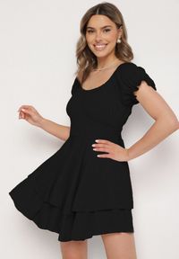 Born2be - Czarna Sukienka z Bawełną Bufiastymi Rękawami i Falbankami Maveleira. Typ kołnierza: kołnierz z falbankami. Kolor: czarny. Materiał: bawełna. Styl: elegancki #7