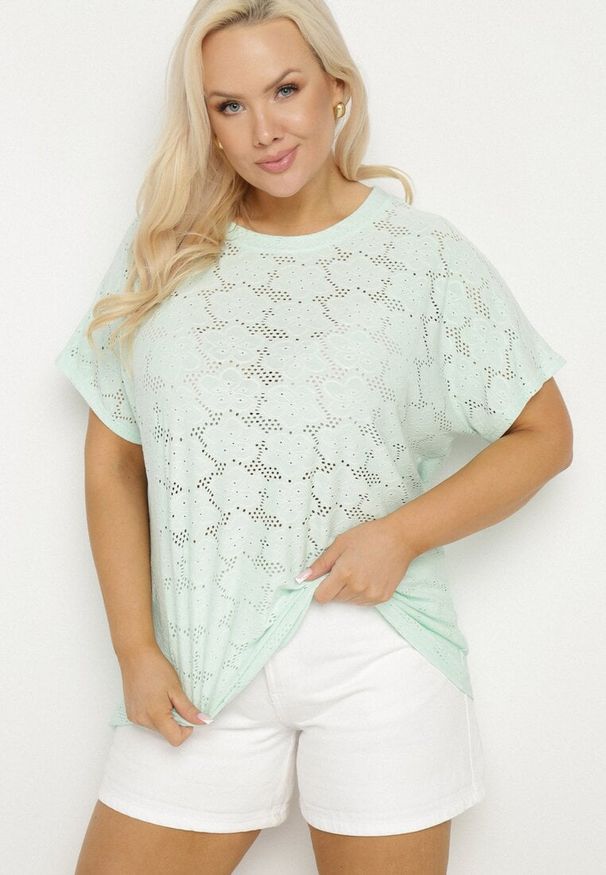 Born2be - Jasnozielona Ażurowa Bluzka z Bawełną Clavienne. Okazja: na co dzień. Kolekcja: plus size. Kolor: zielony. Materiał: bawełna. Długość rękawa: krótki rękaw. Długość: krótkie. Wzór: ażurowy. Styl: elegancki, casual