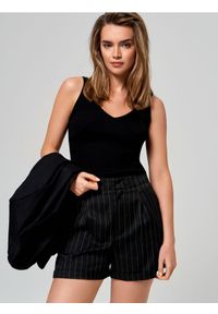 Sinsay - Szorty w paski - czarny. Kolor: czarny. Materiał: włókno, skóra, materiał, wiskoza. Wzór: paski #1