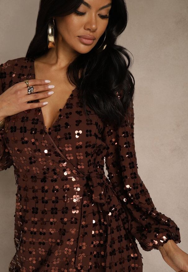 Renee - Brązowa Sukienka o Kopertowym Kroju z Wiązaniem i Cekinami Wedessa. Kolor: brązowy. Materiał: poliester. Wzór: aplikacja. Typ sukienki: kopertowe. Styl: elegancki