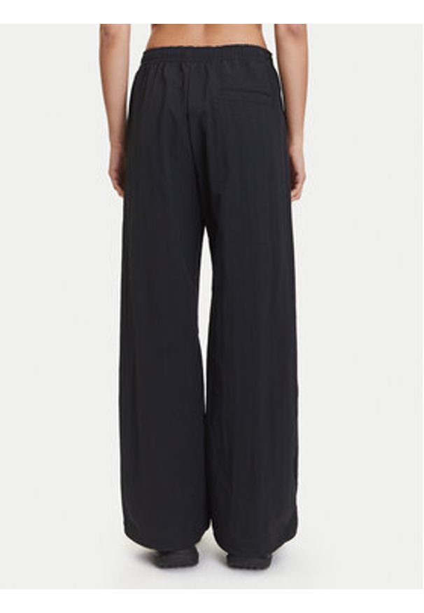 Nike Spodnie dresowe Trend FQ3588 Czarny Relaxed Fit. Kolor: czarny. Materiał: syntetyk