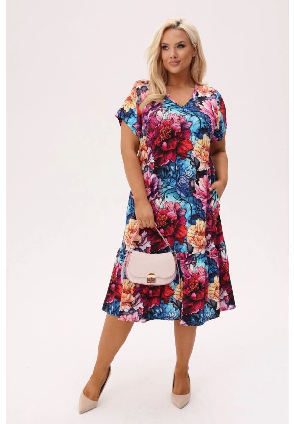 Moda Size Plus Iwanek - Wiskozowa sukienka Solea w print piwonii PLUS SIZE XXL OVERSIZE. Okazja: do pracy, na co dzień, na spacer. Typ kołnierza: dekolt w serek. Kolekcja: plus size. Materiał: wiskoza. Wzór: nadruk. Sezon: lato. Typ sukienki: dla puszystych, oversize. Styl: elegancki, klasyczny, casual