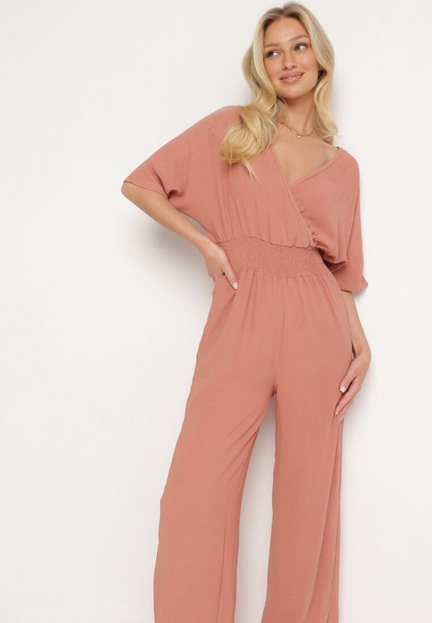 Born2be - Ciemnoróżowy Taliowany Kombinezon z Kopertową Górą i Długimi Szerokimi Nogawkami Loni. Okazja: na co dzień. Kolor: różowy. Długość: długie. Styl: casual, elegancki, klasyczny