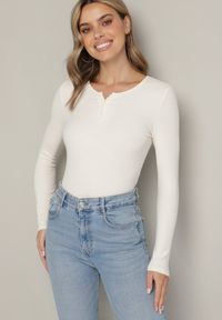 Born2be - Beżowa Prążkowana Bawełniana Bluzka z Guzikami Sarwiwi. Okazja: na co dzień. Kolor: beżowy. Materiał: prążkowany, bawełna. Styl: casual #4
