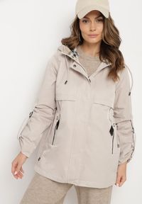 Born2be - Jasnobeżowa Kurtka Parka z Kapturem i Kieszeniami z Możliwością Ściągnięcia w Talii Kailisse. Okazja: na co dzień. Typ kołnierza: kaptur. Kolor: beżowy. Materiał: jeans. Styl: casual, klasyczny #4