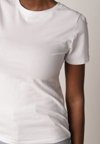 Born2be - Biały Bawełniany T-shirt w Klasycznym Stylu Nedila. Kolor: biały. Materiał: bawełna. Długość: długie. Styl: klasyczny #2