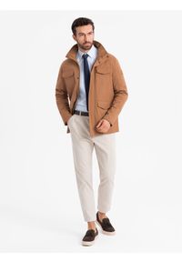 Ombre Clothing - Lekka kurtka męska z kieszeniami i wysokim kołnierzem – brązowa V5. Okazja: na co dzień. Typ kołnierza: kołnierzyk stójkowy. Kolor: brązowy. Materiał: syntetyk, materiał. Wzór: aplikacja. Styl: klasyczny, casual #9