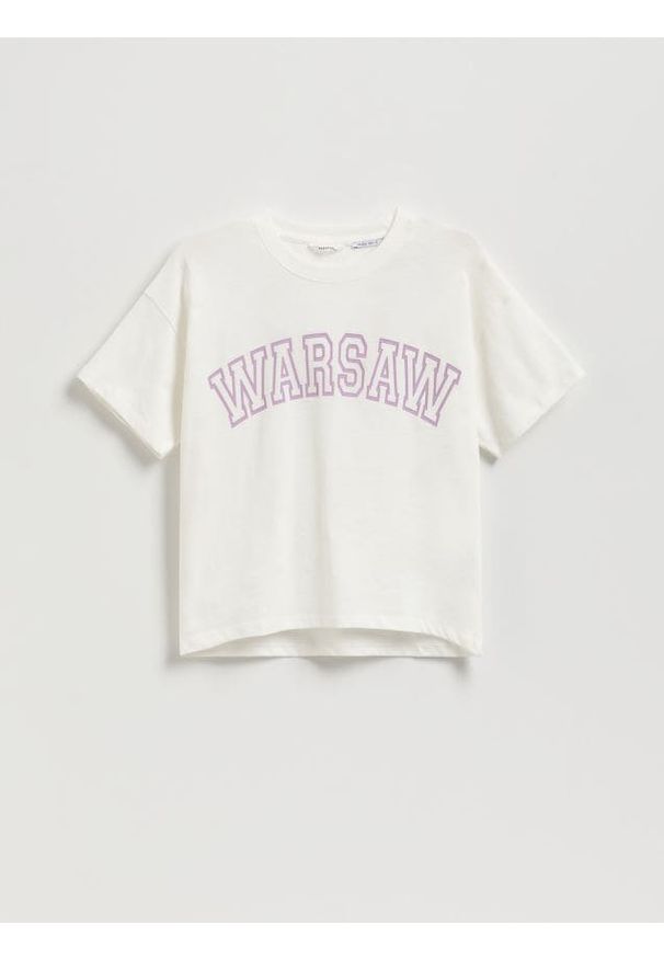 Reserved - Krótki t-shirt z nadrukiem - złamana biel. Materiał: bawełna. Długość: krótkie. Wzór: nadruk