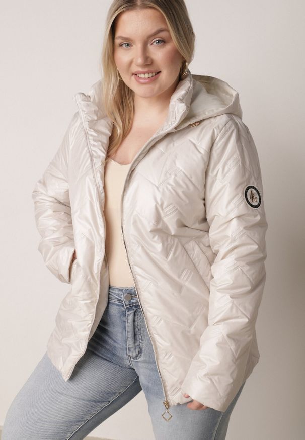 Born2be - Jasnoszara Pikowana Kurtka Przejściowa o Prostym Kroju z Kapturem Vimoris. Okazja: na spacer, na co dzień. Typ kołnierza: kaptur. Kolekcja: plus size. Kolor: szary. Materiał: poliester, jeans. Styl: casual, elegancki