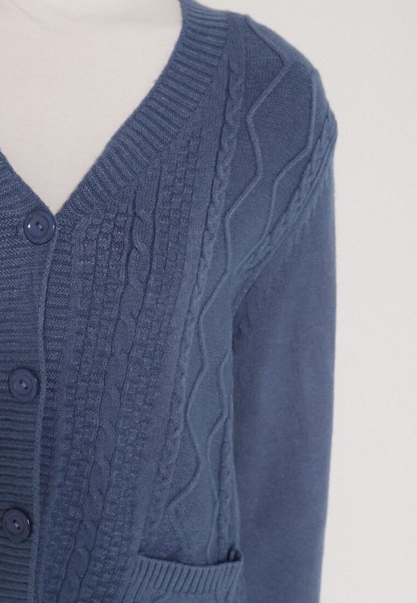 Born2be - Niebieski Kardigan z Bawełną Zdobiony Warkoczowym Splotem i Kieszeniami Mevesava. Okazja: na co dzień. Typ kołnierza: dekolt w serek. Kolor: niebieski. Materiał: bawełna. Wzór: aplikacja, ze splotem. Sezon: zima, jesień. Styl: casual, klasyczny