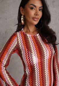 Renee - Bordowa Sukienka Dopasowana w Stylu Boho z Plecionego Materiału w Paski Nasehle. Okazja: na co dzień, na plażę. Kolor: czerwony. Materiał: materiał. Długość rękawa: długi rękaw. Wzór: paski. Typ sukienki: dopasowane. Styl: boho #4