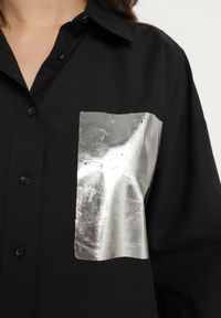 Born2be - Czarna Bawełniana Koszula z Metalicznym Nadrukiem Imitującym Kieszeń Nencilla. Okazja: na spotkanie biznesowe, do pracy. Kolor: czarny. Materiał: bawełna. Długość rękawa: długi rękaw. Długość: długie. Wzór: nadruk. Styl: biznesowy, klasyczny, elegancki #4