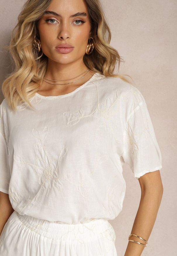 Renee - Biały Komplet z Wyszywanymi Kwiatami Luźny T-shirt i Proste Spodnie Namselin. Kolor: biały. Wzór: kwiaty