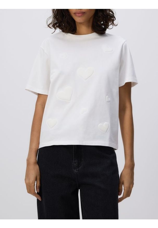 Reserved - T-shirt z haftem w serca - złamana biel. Materiał: dzianina, bawełna. Wzór: haft