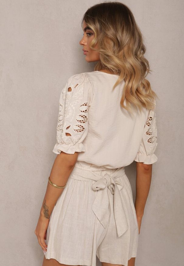 Renee - Jasnobeżowa Bluzka Koszulowa z Ozdobnym Rękawem i Trójkątnym Dekoltem Janesta. Okazja: na co dzień. Kolor: beżowy. Materiał: jeans, materiał. Styl: casual, wizytowy