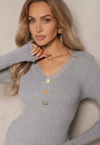 Renee - Szary Prążkowany Sweter z Bawełną i Guzikami Mirisia. Okazja: na co dzień, na spotkanie biznesowe, do pracy. Typ kołnierza: dekolt w kształcie V. Kolor: szary. Materiał: bawełna, prążkowany. Styl: biznesowy, casual, elegancki #5