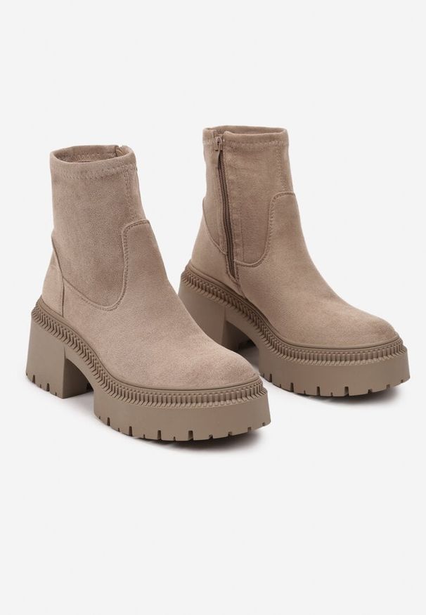 Born2be - Ciemnobeżowe Botki w Stylu Sztybletów z Elastyczną Cholewką Heslania. Okazja: na co dzień, do pracy, na spotkanie biznesowe. Kolor: beżowy. Materiał: jeans. Szerokość cholewki: normalna. Styl: biznesowy, casual