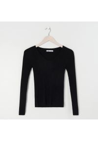 Sinsay - Sweter w prążki - Czarny. Kolor: czarny. Materiał: prążkowany. Wzór: prążki #1
