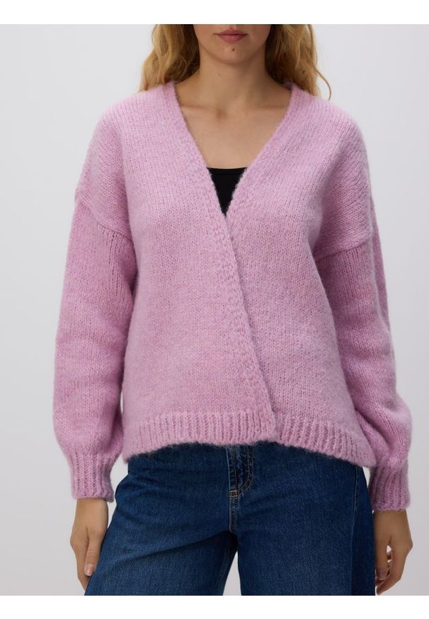 Reserved - Kardigan z dodatkiem wełny - różowy. Kolor: różowy. Materiał: wełna