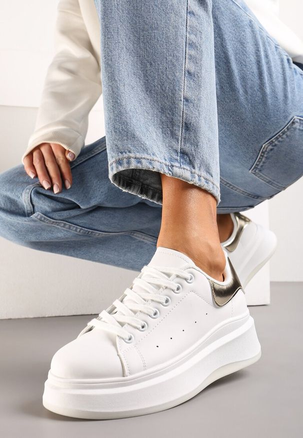 Born2be - Biało-Złote Sneakersy z Ekoskóry na Platformie ze Sznurowaniem Telretia. Kolor: biały. Obcas: na platformie