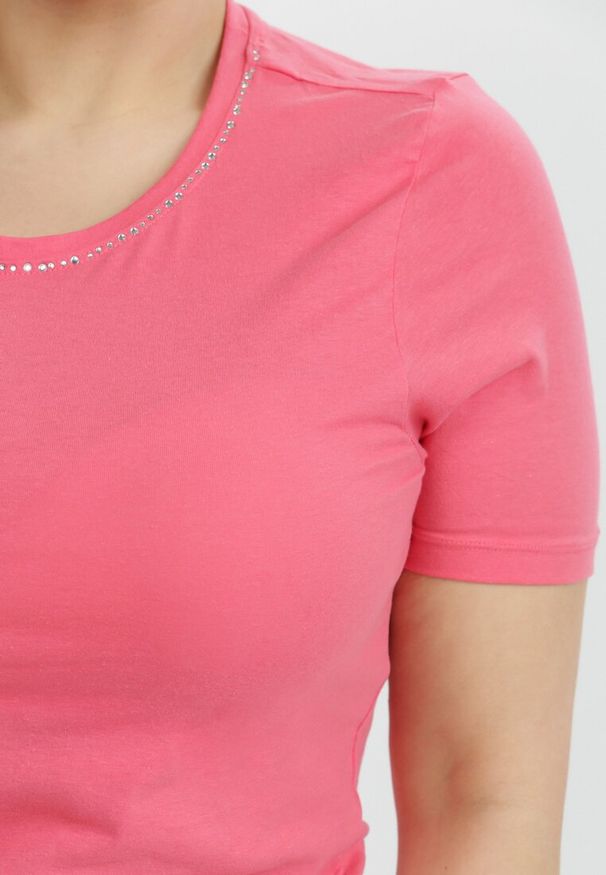 Born2be - Ciemnoróżowy T-shirt Amathephine. Okazja: na co dzień. Kolor: różowy. Materiał: bawełna. Długość rękawa: krótki rękaw. Długość: krótkie. Wzór: aplikacja, gładki. Styl: sportowy, glamour, klasyczny, casual