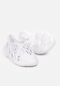Born2be - Białe Sneakersy z Pianki Zdobione Wycięciami Harelle. Kolor: biały. Wzór: aplikacja #3