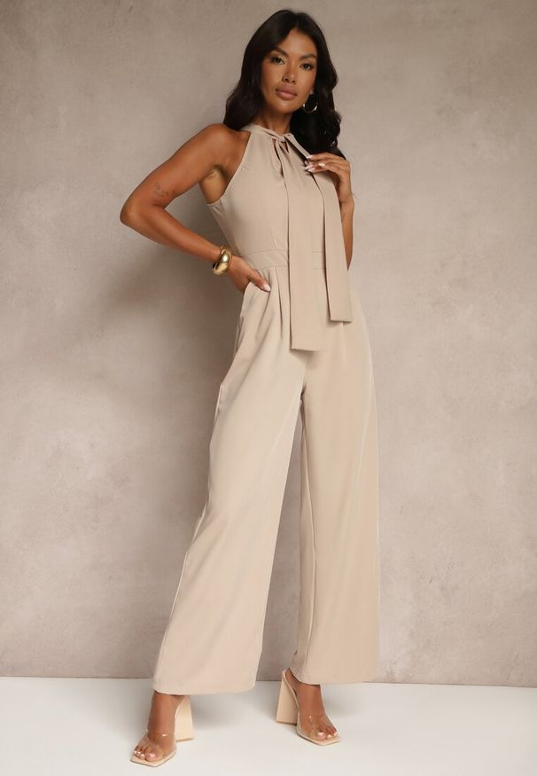 Renee - Beżowy Kombinezon Wide Leg z Ozdobnym Wiązaniem przy Szyi Silelia. Okazja: na co dzień. Kolor: beżowy. Długość rękawa: bez rękawów. Styl: klasyczny, elegancki, casual