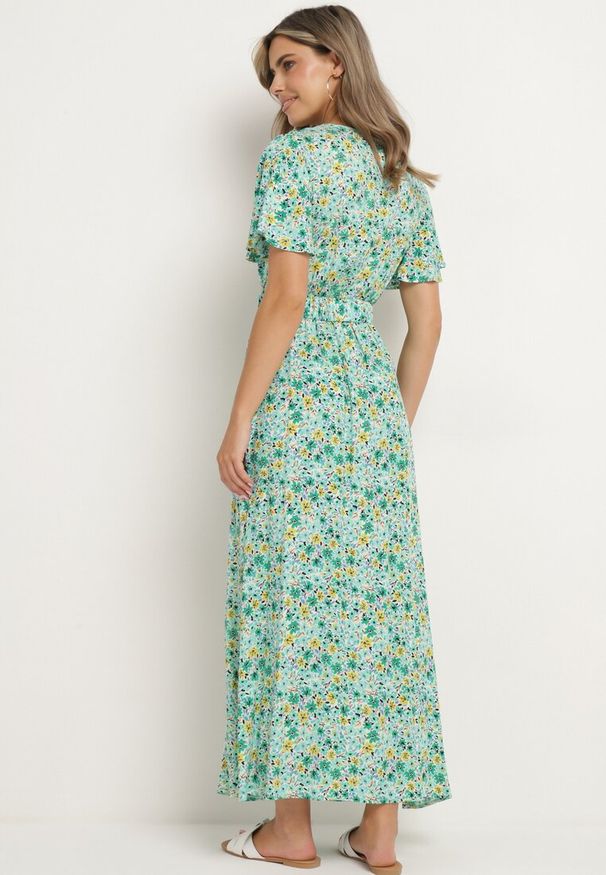 Born2be - Zielona Wiskozowa Sukienka z Kopertowym Dekoltem i Gumką w Pasie z Paskiem i Rozcięciem Vikama. Okazja: na spacer, na imprezę. Typ kołnierza: dekolt kopertowy. Kolor: zielony. Materiał: wiskoza. Typ sukienki: kopertowe. Styl: elegancki