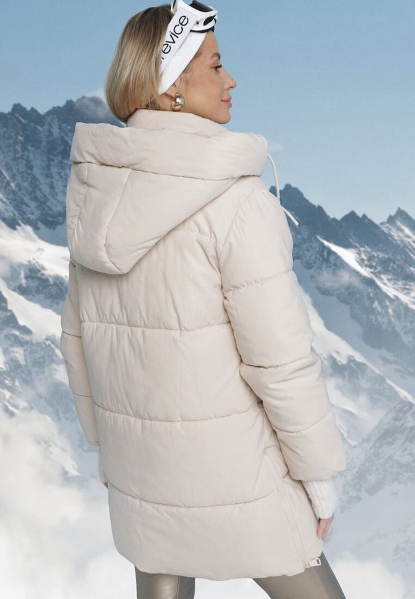 Born2be - Beżowa Kurtka z Szerokim Pikowaniem i Nieodpinanym Kapturem Fanja. Okazja: na co dzień. Kolor: beżowy. Materiał: dzianina, jeans. Długość rękawa: długi rękaw. Długość: długie. Sezon: zima, jesień. Styl: casual