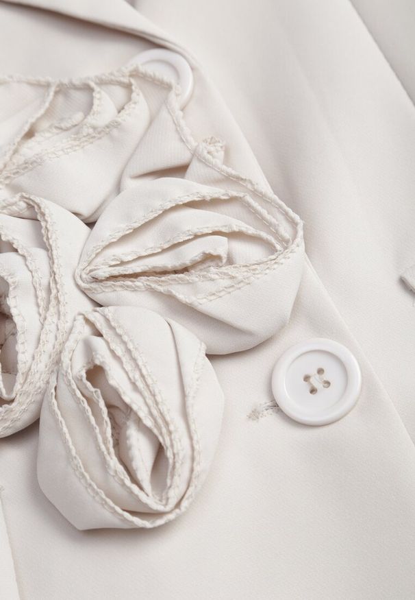 Renee - Beżowa Marynarka Sukienka z Aplikacjami 3D w Kształcie Kwiatów i Zapięciem na Guziki Lorira. Okazja: na co dzień, na spotkanie biznesowe, do pracy. Kolor: beżowy. Materiał: jeans. Wzór: aplikacja, kwiaty. Styl: casual, biznesowy, elegancki, klasyczny