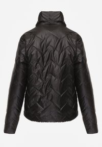 Born2be - Czarna Dwustronna Kurtka Pikowana Ozdobiona Naszywką i Panterką Nemopis. Okazja: na co dzień. Kolor: czarny. Materiał: jeans. Wzór: motyw zwierzęcy, aplikacja. Styl: casual #2