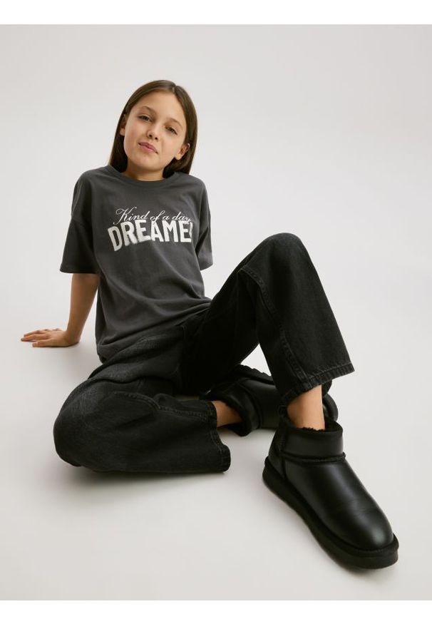 Reserved - Luźny t-shirt z nadrukiem - ciemnoszary. Kolor: szary. Materiał: bawełna. Wzór: nadruk