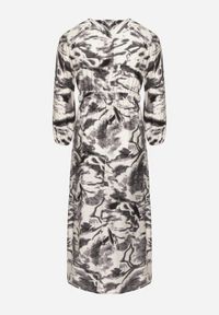 Born2be - Czarna Rozkloszowana Sukienka Kopertowa z Wiskozą w Abstrakcyjny Wzór Dleffia. Okazja: na co dzień. Typ kołnierza: dekolt w serek. Kolekcja: plus size. Kolor: czarny. Materiał: wiskoza. Typ sukienki: kopertowe. Styl: elegancki, casual #4