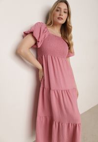 Born2be - Różowa Wiskozowa Sukienka z Bufiastymi Rękawami i Marszczoną Górą Liones. Okazja: na co dzień. Kolor: różowy. Materiał: wiskoza. Długość rękawa: krótki rękaw. Sezon: lato. Typ sukienki: proste. Styl: wakacyjny, casual #2