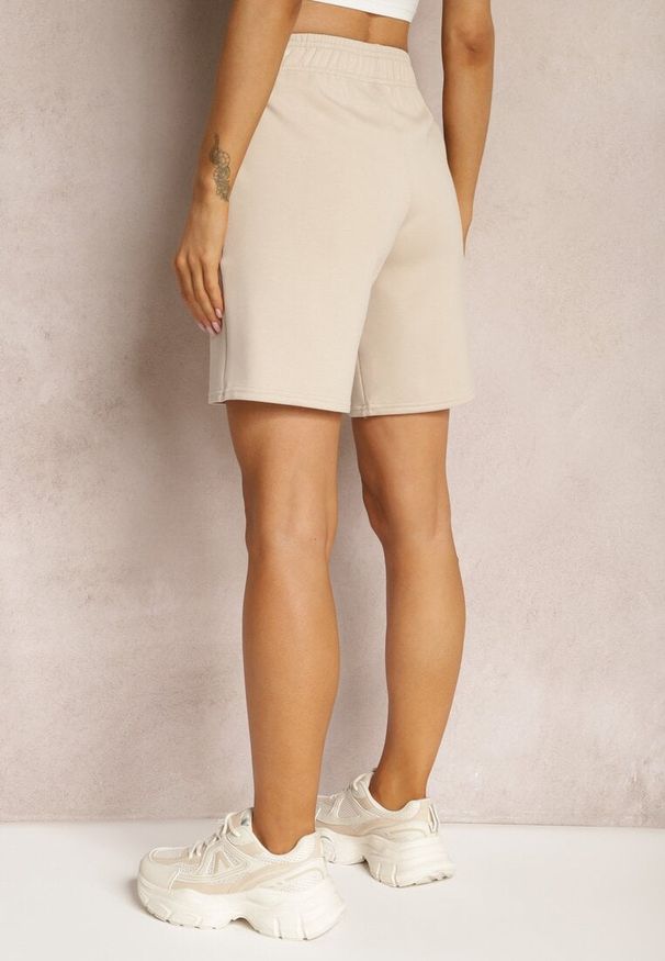 Renee - Jasnobeżowe Klasyczne Szorty do Kolan z Gumką w Pasie Fermatia. Kolor: beżowy. Długość: do kolan. Sezon: lato. Styl: klasyczny