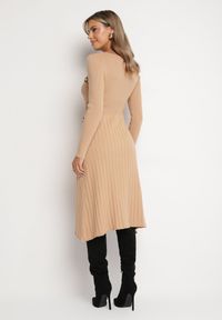 Born2be - Ciemnobeżowa Sweterkowa Sukienka z Wiskozą Ozdobiona Guzikami i Imitacją Kieszeni Izamines. Okazja: na co dzień. Kolor: brązowy. Materiał: wiskoza. Wzór: aplikacja. Typ sukienki: dopasowane, proste. Styl: klasyczny, casual, elegancki #4