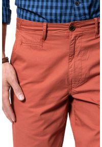 Wrangler - SPODENKI MĘSKIE WRANGLER CHINO SHORTS SPICE W14MLL89T. Materiał: materiał. Wzór: aplikacja #7