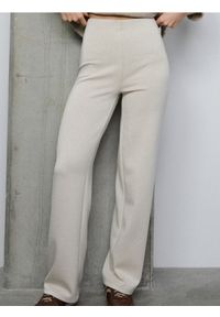 Sinsay - Spodnie wide leg z miękkiej dzianiny z domieszką wiskozy soft touch - kremowy. Kolor: kremowy. Materiał: dzianina, wiskoza #1
