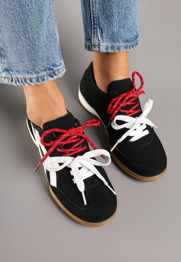 Renee - Czarne Sneakersy Ozdobione Geometrycznym Wzorem i Podwójnym Sznurowaniem Hirozi. Okazja: na co dzień. Zapięcie: sznurówki. Kolor: czarny. Materiał: jeans. Wzór: aplikacja, geometria