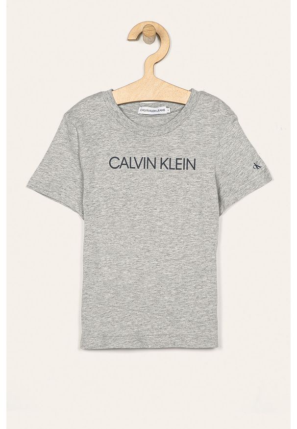 Calvin Klein Jeans - T-shirt dziecięcy 104-176 cm. Okazja: na co dzień. Kolor: szary. Materiał: bawełna, poliester, dzianina. Wzór: nadruk. Styl: casual