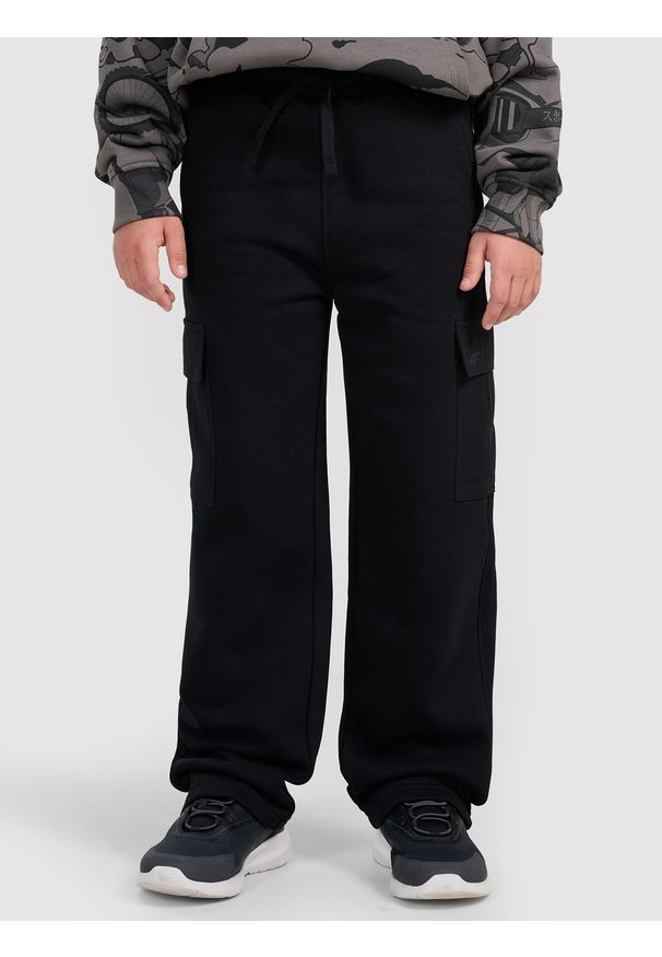4f - 4F Spodnie dresowe cargo chłopięce - czarne 134 (8-9 lat). Okazja: na co dzień. Kolor: czarny. Materiał: dresówka. Sezon: lato. Styl: casual